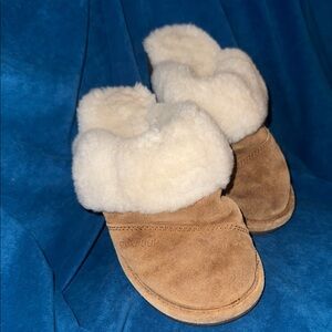 Nuknuuk like new size 8 leather and sheep skin Cozy Tan and Cream Slippers